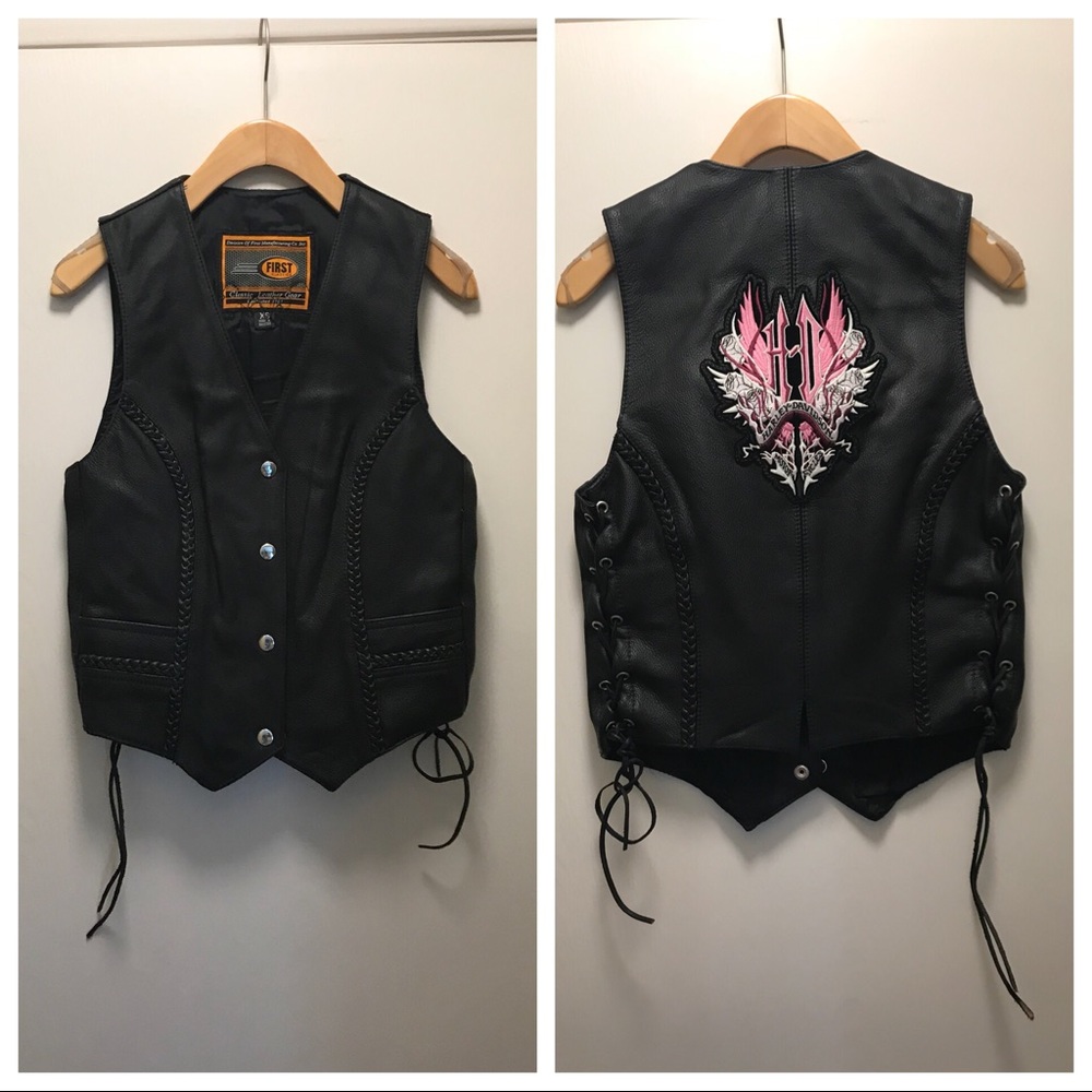 Leather vest with detailed HD logo on back.